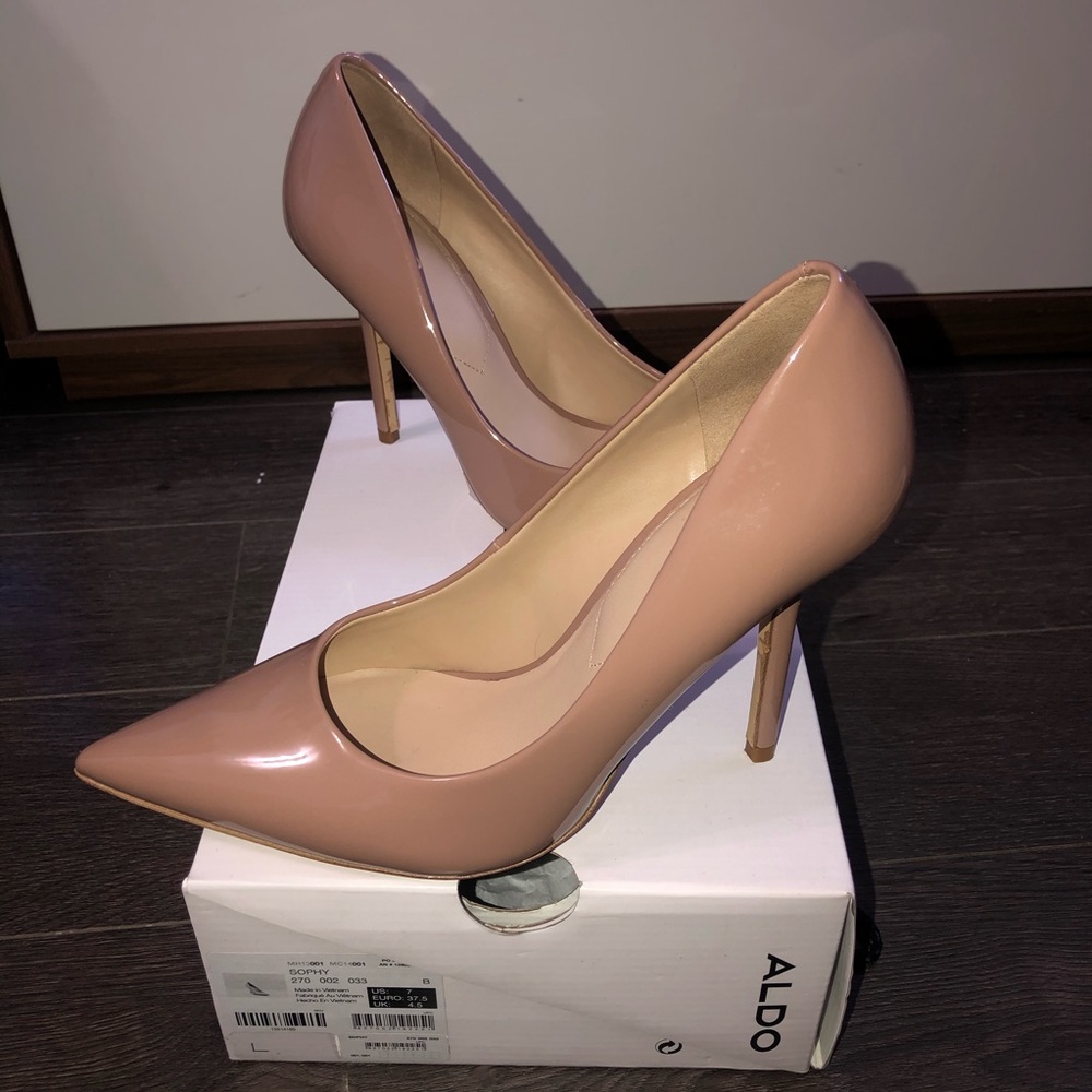 Aldo nude closed-toe heels
